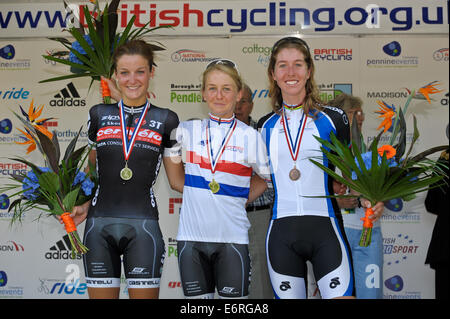 Azione dalla British Road cycling Championships 2010. Orzo Lancashire. Le donne il podio: Lizzie Armitstead (2nd), Emma Pooley Foto Stock