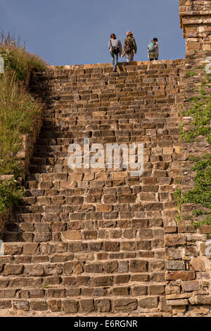 Passi che conducono alla piattaforma del nord di Monte Albán pre-colombiano sito archeologico in Santa Cruz Xoxocotlán, Oaxaca, Messico. Foto Stock