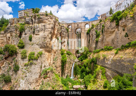 Il Puente Nuevo ponte sul fiume Guadalevín in El Tajo gorge, Ronda, provincia di Malaga, Andalusia, Spagna, Europa. Foto Stock