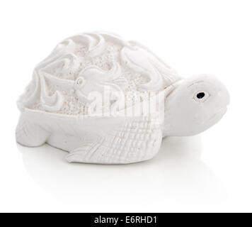 Statuetta di ceramica di tartaruga isolati su sfondo bianco Foto Stock