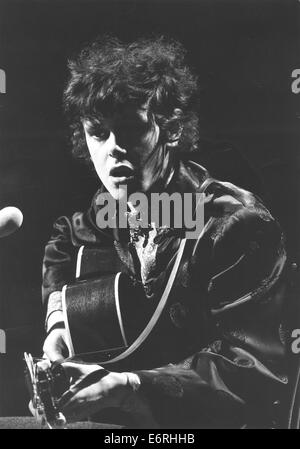 22 maggio 1971 - Londra, Inghilterra, Regno Unito - data esatta sconosciuto - il cantante folk DONOVAN (nato DONOVAN PHILIPS LEITCH, 10 maggio 1946) è un cantante scozzese, cantautore e chitarrista. Egli ha sviluppato un eclettico e stile distintivo che miscelati folk, jazz, pop, psichedelia, e world music (segnatamente calypso). In mid-1966, Donovan è diventato il primo ad alto profilo british pop star di essere arrestati per possesso di cannabis. Esso ha avuto un grave effetto sulla sua carriera a causa delle cariche che egli era stato rifiutato di entrare negli Stati Uniti fino al tardo 1967. Durante un 18-mese imposta 'esilio' in Irlanda (1971-72), ha scritto canzoni per Foto Stock