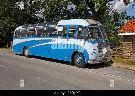 1958 Bedford SB3 Duple Vega charabanc bus, Paese Heartbeat tour, Goathland, North Yorkshire, Inghilterra, Regno Unito. Foto Stock