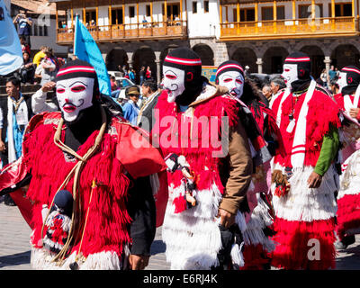 Persone provenienti da tutte le regioni si riuniranno per Cusco per la Qoyllority (o Qoyllur Rit'i) il pellegrinaggio al santuario di montagna di Sinakara - Foto Stock