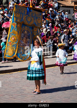 Persone provenienti da tutte le regioni si riuniranno per Cusco per la Qoyllority (o Qoyllur Rit'i) il pellegrinaggio al santuario di montagna di Sinakara - Foto Stock