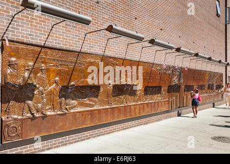 New York Fire Department Memorial Wall, il motore 10, Ladder 10, World Trade Center, Manhattan, New York, New York, Stati Uniti d'America Foto Stock