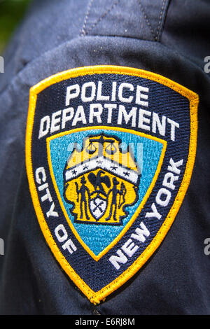 Il New York Police Department badge su poliziotto shirt, NYPD, Manhattan, New York, New York, Stati Uniti d'America Foto Stock