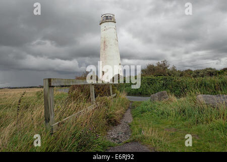 Leasowe faro sul Wirral, Regno Unito con uno sfondo di tempesta laden skies Foto Stock