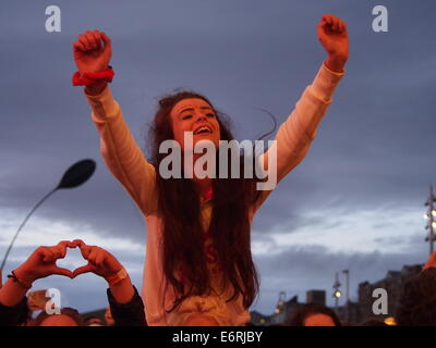 Blackpool, Lancashire, Regno Unito. Il 29 agosto 2014. La folla godendo la visione di unione J live sul palco della luci di Blackpool cambia in concerto. Credit: Sue Burton/Alamy Live News Foto Stock