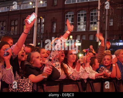 Blackpool, Lancashire, Regno Unito. Il 29 agosto 2014. La folla godendo la visione di unione J live sul palco della luci di Blackpool cambia in concerto. Credit: Sue Burton/Alamy Live News Foto Stock