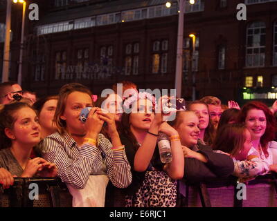 Blackpool, Lancashire, Regno Unito. Il 29 agosto 2014. La folla godendo la visione di unione J live sul palco della luci di Blackpool cambia in concerto. Credit: Sue Burton/Alamy Live News Foto Stock