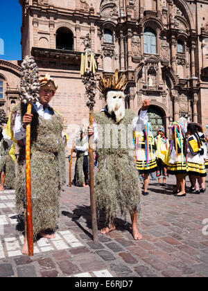 Persone provenienti da tutte le regioni si riuniranno per Cusco per la Qoyllority (o Qoyllur Rit'i) il pellegrinaggio al santuario di montagna di Sinakara - Foto Stock