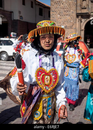 Persone provenienti da tutte le regioni si riuniranno per Cusco per la Qoyllority (o Qoyllur Rit'i) il pellegrinaggio al santuario di montagna di Sinakara - Foto Stock