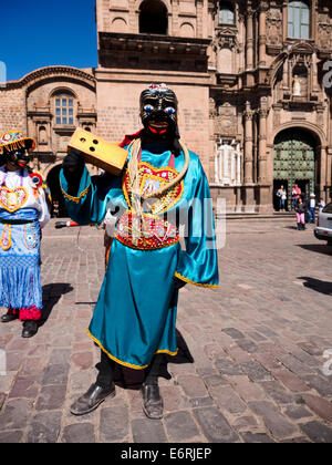 Persone provenienti da tutte le regioni si riuniranno per Cusco per la Qoyllority (o Qoyllur Rit'i) il pellegrinaggio al santuario di montagna di Sinakara - Foto Stock