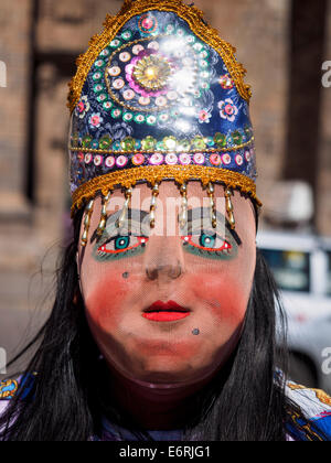 Persone provenienti da tutte le regioni si riuniranno per Cusco per la Qoyllority (o Qoyllur Rit'i) il pellegrinaggio al santuario di montagna di Sinakara - Foto Stock