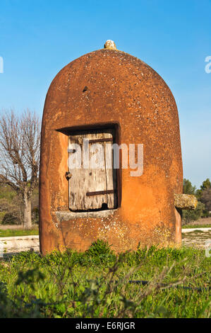 Un 'borie' è il nome francese per una piccola capanna o ricovero realizzato in pietra a secco. Questo protegge un bene in Provenza Foto Stock