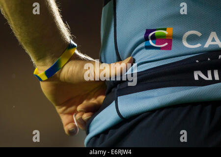 Leicester, Regno Unito. Il 29 agosto, 2014. Leicester Tigers rispetto a Cardiff Blues. Dettaglio mostrante un bracciale prodotta da Cardiff Blues a sostegno di Owen Williams, sta riprendendo da una grave lesione del collo. Credito: Azione Sport Plus/Alamy Live News Foto Stock