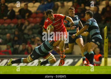 Leicester, Regno Unito. Il 29 agosto, 2014. Leicester Tigers rispetto a Cardiff Blues. Matt Smith (Leicester Tigers) tenta di rompere attraverso la difesa di Cardiff. Credito: Azione Sport Plus/Alamy Live News Foto Stock