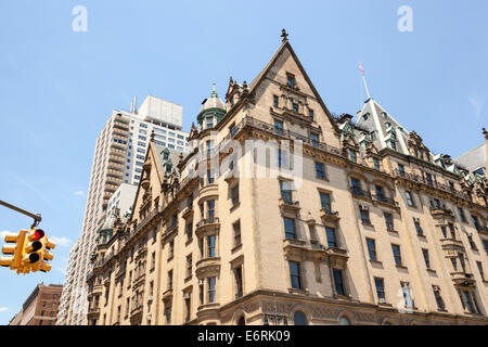 Dakota Building, Central Park West e la 72esima Strada, Manhattan, New York, New York, Stati Uniti d'America Foto Stock