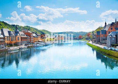 La vista di Dinant dal fiume Mosa in Belgio Foto Stock