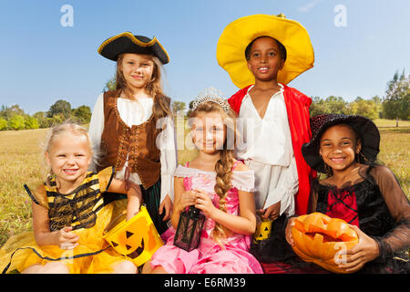 Bambini multinazionale in costumi di Halloween Foto Stock