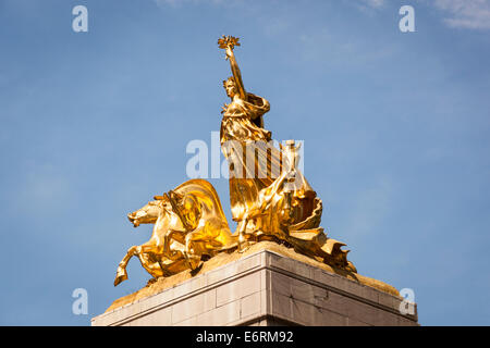 Le statue sulla sommità del Maine Monumento, al di fuori dei mercanti Gate, Central Park, Manhattan, New York, New York, Stati Uniti d'America Foto Stock