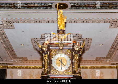 Waldorf Astoria clock in ricezione, Waldorf Astoria Hotel Park Avenue, Manhattan, New York, New York, Stati Uniti d'America Foto Stock