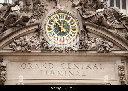 Orologio sulla parte esterna del Grand Central Terminal stazione ferroviaria, Manhattan, New York, New York, Stati Uniti d'America Foto Stock