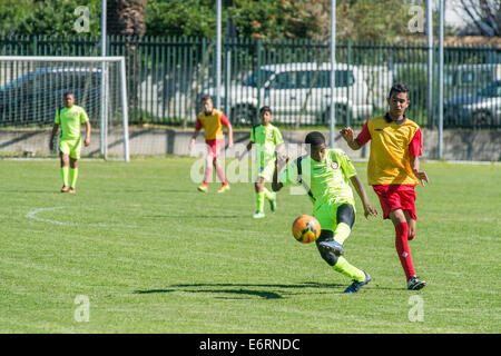 Il riscontro e il difensore, la partita di calcio di Sotto 15 squadre giovanili, Cape Town, Sud Africa Foto Stock