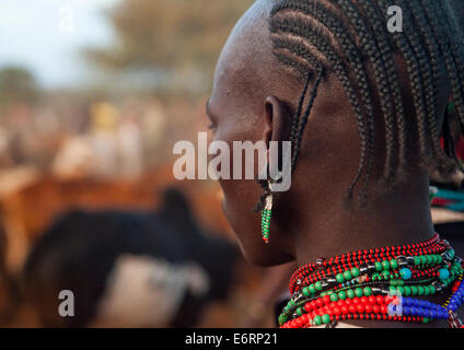 Tribù Bashada Warrior durante un toro Jumping cerimonia, Dimeka, Valle dell'Omo, Etiopia Foto Stock