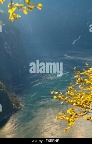 Geiranger autunno. scenografici paesaggi del nord dei fiordi norvegesi. Foto Stock