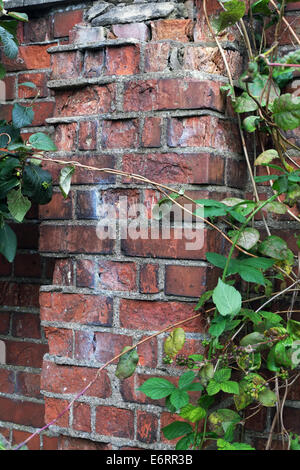 Pesantemente eroso un muro di mattoni. Foto Stock