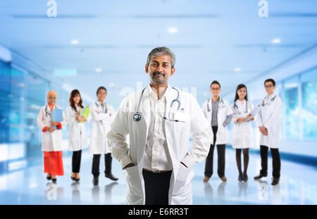 Diversità e multirazziale Asian team medico, competenze senior e maturare i medici che conduce i giovani praticanti, permanente hospi interno Foto Stock