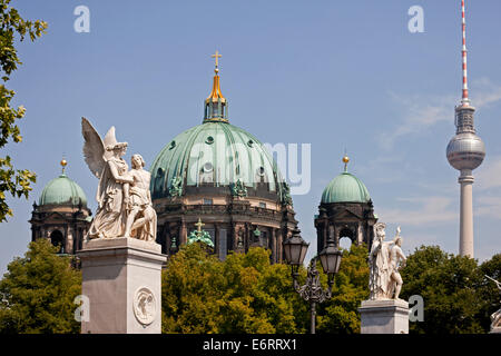 Statue in marmo del Schloßbrücke / Ponte Palace e la Cattedrale di Berlino a Berlino, Germania, Europa Foto Stock