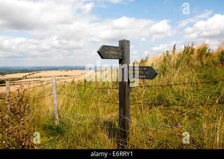 Sentiero firmare per la Ridgeway lunga distanza sentiero vicino Liddington Castle, Wiltshire, Inghilterra Foto Stock