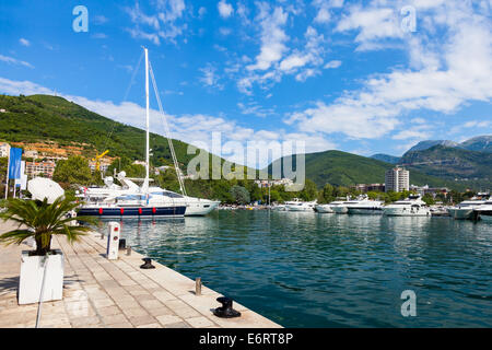Barche e yacht ormeggiati nel porto di Budva, Montenegro. Foto Stock