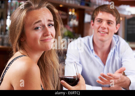 Giovane su soccombente Blind Date in Ristorante Foto Stock