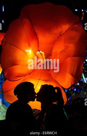 Los Angeles, Stati Uniti d'America. Il 29 agosto, 2014. Amanti bacio di fronte una laterna durante la lanterna cinese show di Los Angeles County Fair di Los Angeles, Stati Uniti, il 29 agosto 2014. Questa è la prima volta che la Los Angeles County Fair offre la lanterna cinese Art. Credito: Zhao Hanrong/Xinhua/Alamy Live News Foto Stock