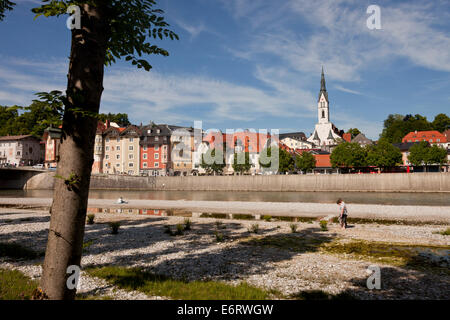 La città di Bad Tölz con Chiesa Parrocchiale dell'Assunzione di Maria / Mariä Assunta e il fiume Isar, Baviera, Germania, Europa Foto Stock