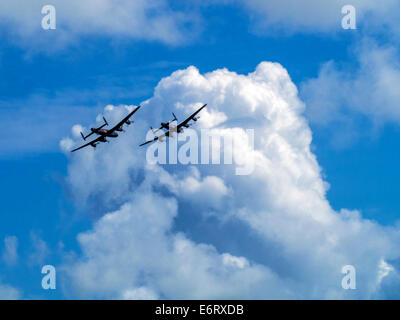 Avro Lancaster II Guerra Mondiale bombardieri sopra il canale inglese: Battle of Britain Memorial Flight a Eastbourne Airshow di Foto Stock