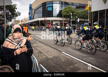 La polizia in Mountain Bike parade giù Macquarie Street, Parramatta per celebrare 125 anni di Royal NSW Lancieri e sollevamento del primo cavallo di luce (Australian Imperial Force) nel 1914. Foto Stock