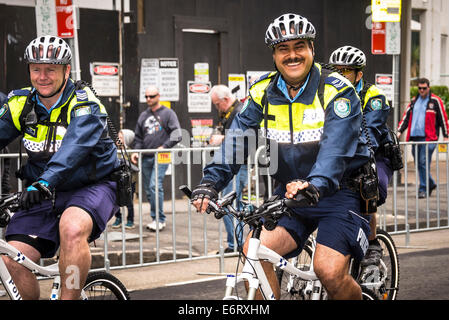 La polizia in Mountain Bike parade giù Macquarie Street, Parramatta per celebrare 125 anni di Royal NSW Lancieri e sollevamento del primo cavallo di luce (Australian Imperial Force) nel 1914. Foto Stock