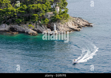 Piccolo faro su una delle molte isole per l'ingresso al porto di Dubrovnik in Croazia. Foto Stock