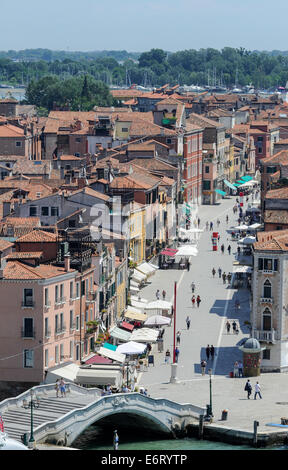 Acquirenti e turisti camminando per le strade di Venezia. Foto Stock