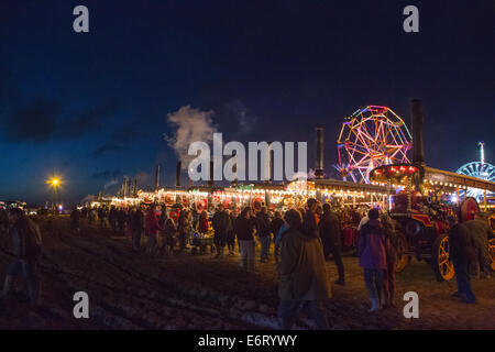 Tarrant Hinton, Dorset, Regno Unito. 28 Agosto, 2014. Il grande Dorset fiera del vapore, Tarrant Hinton, Dorset, Regno Unito. La linea di motori di trazione durante la notte con le luci della fiera in background Credito: Zach Williams/Alamy Live News Foto Stock