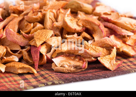 Secche mele sparsi su un tovagliolo Foto Stock