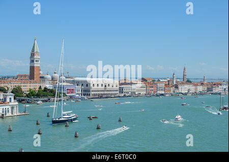 Il Palazzo Ducale è un palazzo costruito in stile gotico veneziano e la torre principale del Campanile in Piazza San Marco, Venezia, Italia. Foto Stock