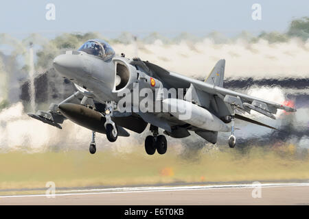 Una spagnola Air Force McDonnell Douglas EAV-8B Matador passando sulla pista, con calore sotto di haze. Foto Stock