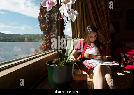 Sharrow bay, cumbria, guest rilassarsi leggendo nelle estati sun. Credito: lee ramsden / alamy Foto Stock