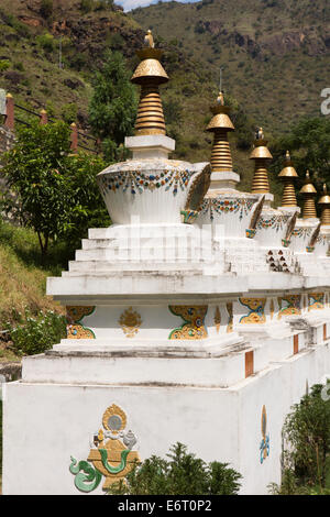 Il Bhutan orientale, Trashigang, Chazam, Gomphu (GOM) Kora tempio, linea di chortens Foto Stock