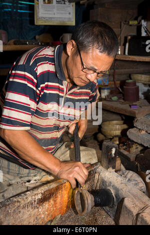 Il Bhutan orientale, Trashi Yangtse, artigianato, legno Turner, la sterzata del monaco ciotola di legno sul tornio Foto Stock